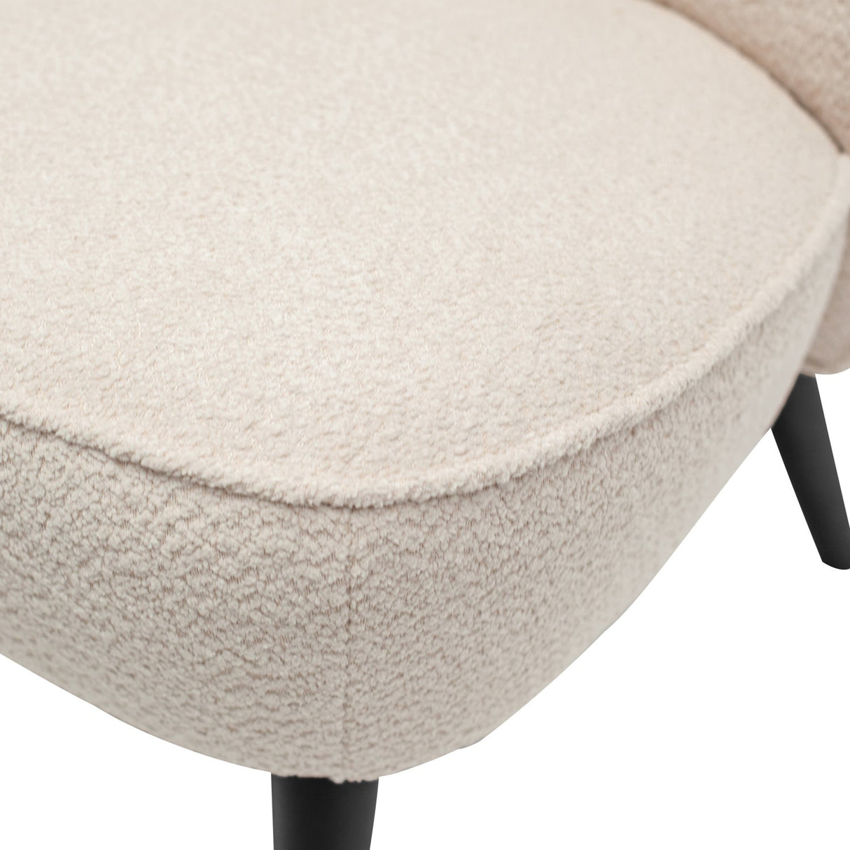 Sara Bankje Boucle Creme van WOOOD – Luxe comfort op maat van PureWonen. Vraag naar de beste prijs.