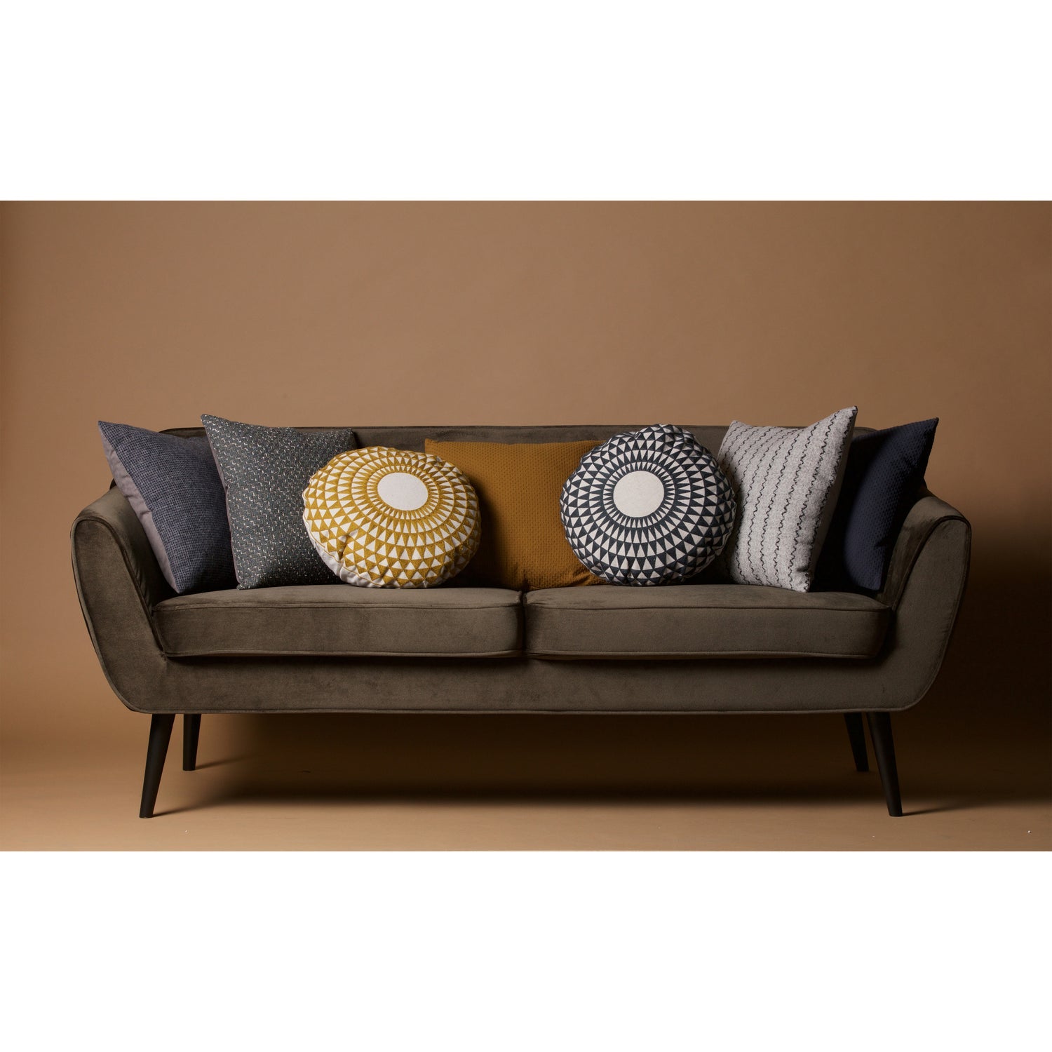 Rocco Sofa 187 Cm Fluweel Warm Groen van WOOOD – Luxe comfort op maat van PureWonen. Vraag naar de beste prijs.