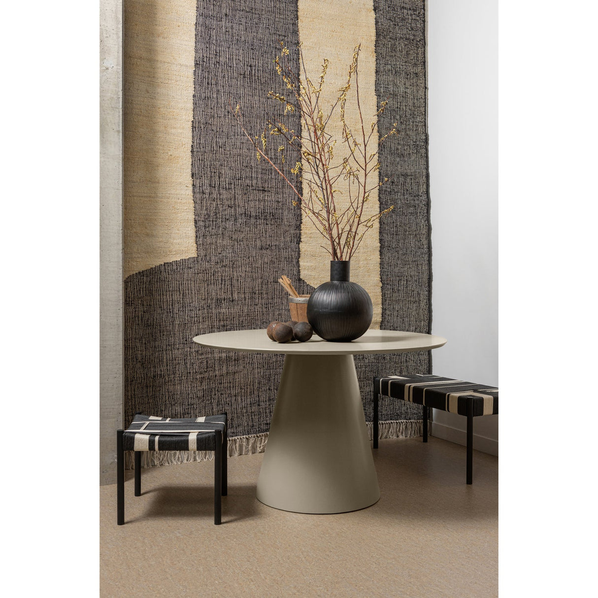 Jorre Eettafel Mdf Antique Beige O120 Cm van WOOOD – Luxe comfort op maat van PureWonen. Vraag naar de beste prijs.