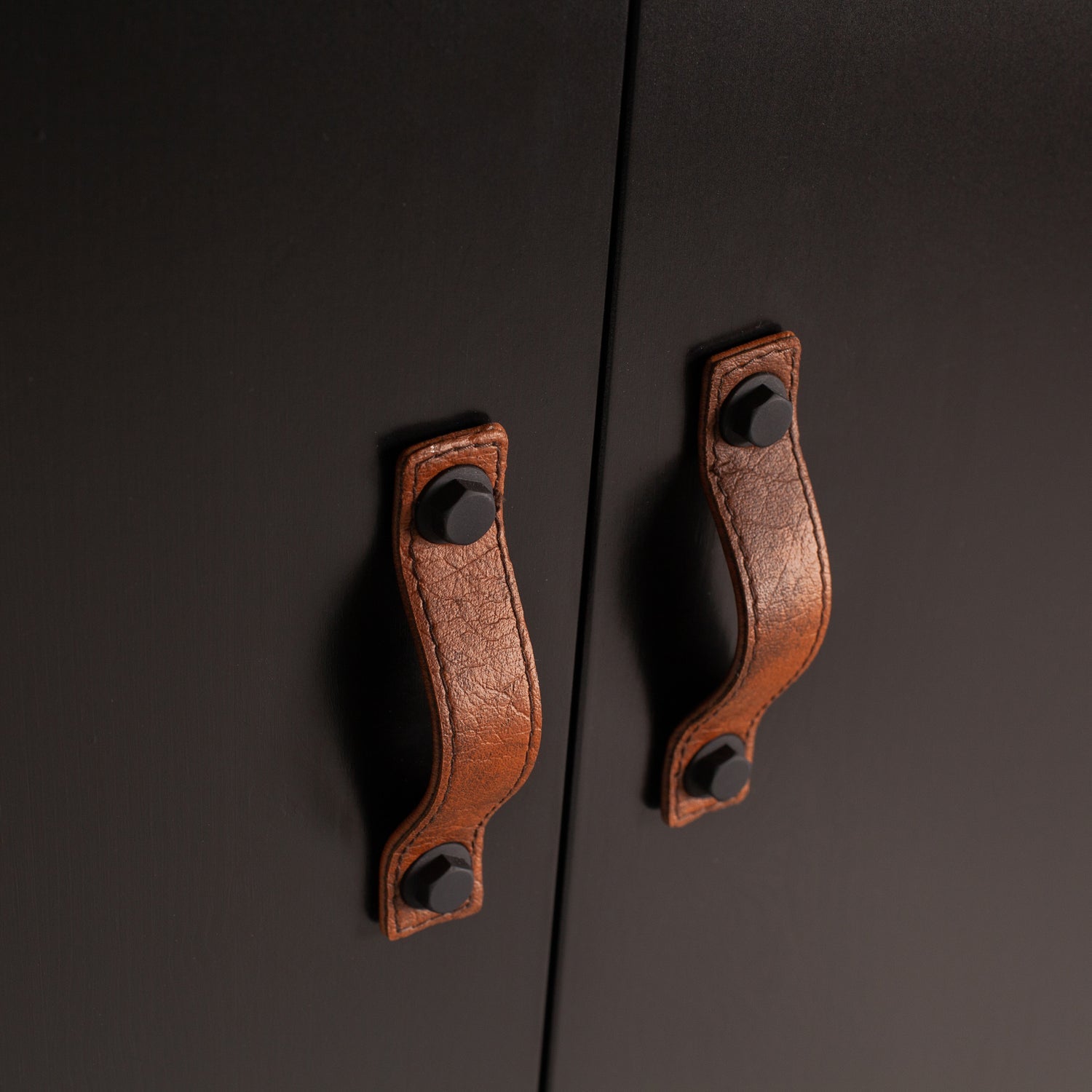 Dian Garderobekast Grenen Diepzwart [Fsc] van WOOOD – Luxe comfort op maat van PureWonen. Vraag naar de beste prijs.