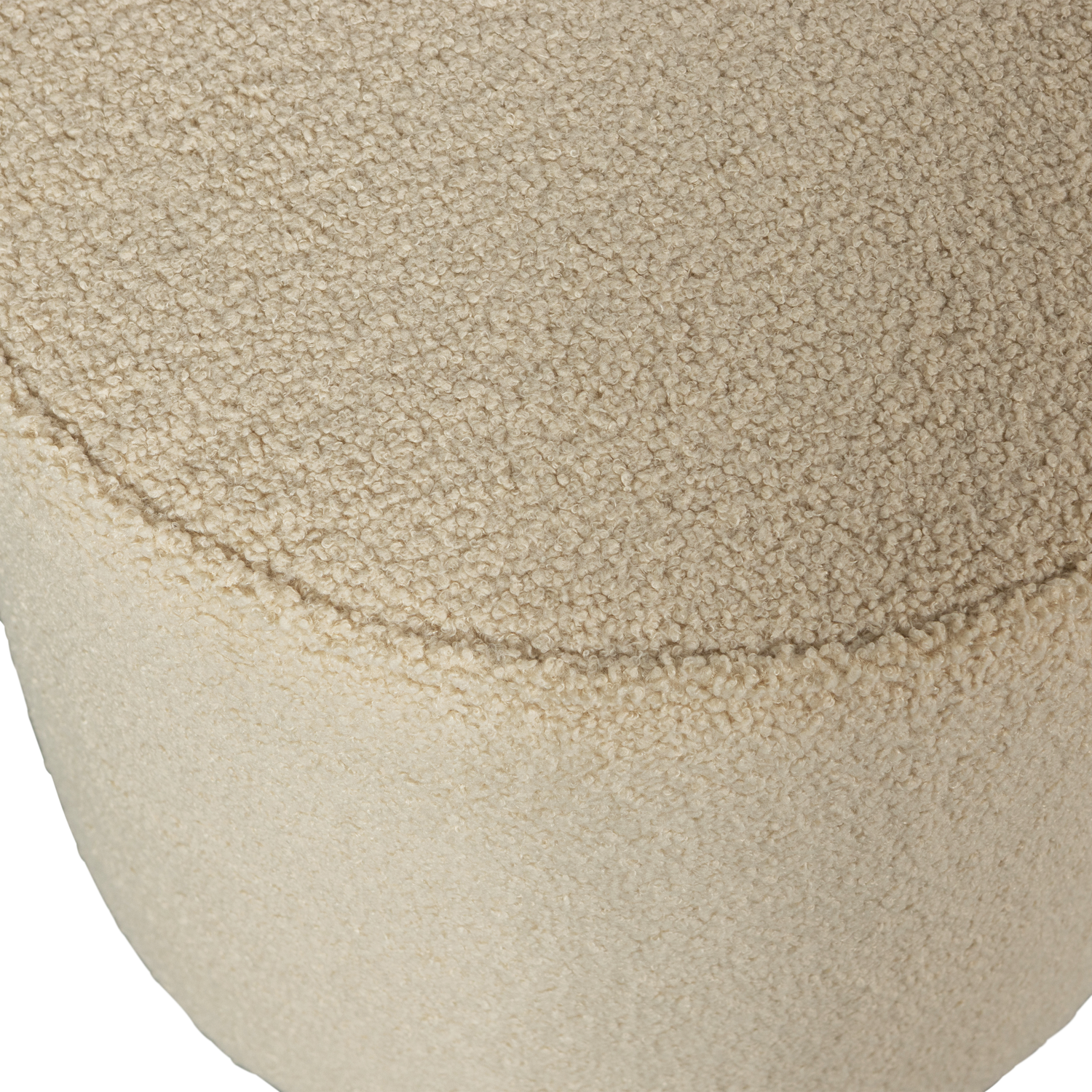 Sara Poef Hoog Teddy Sand 46x O46 van WOOOD – Luxe comfort op maat van PureWonen. Vraag naar de beste prijs.