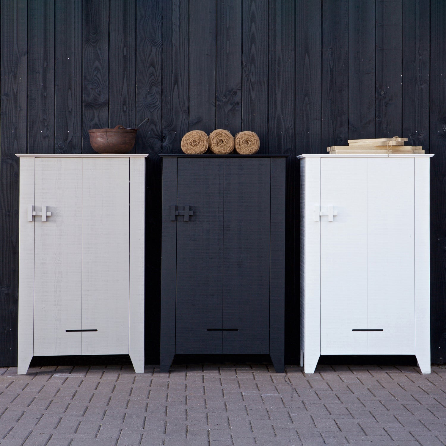 Gijs Boerenkast Bezaagd Grenen Zwart [Fsc] van WOOOD – Luxe comfort op maat van PureWonen. Vraag naar de beste prijs.