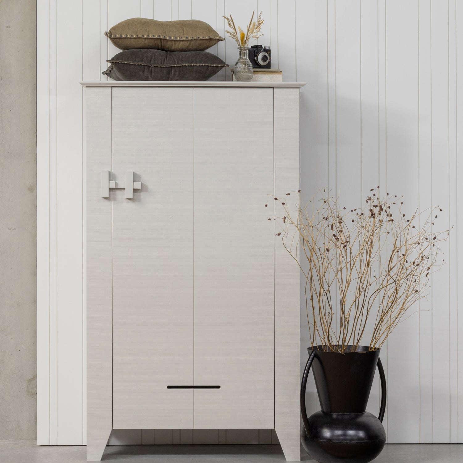 Gijs Boerenkast Bezaagd Grenen Mist [Fsc] van WOOOD – Luxe comfort op maat van PureWonen. Vraag naar de beste prijs.