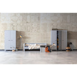 Dennis Speelgoedkist Betongrijs Geborsteld [Fsc] van WOOOD – Luxe comfort op maat van PureWonen. Vraag naar de beste prijs.