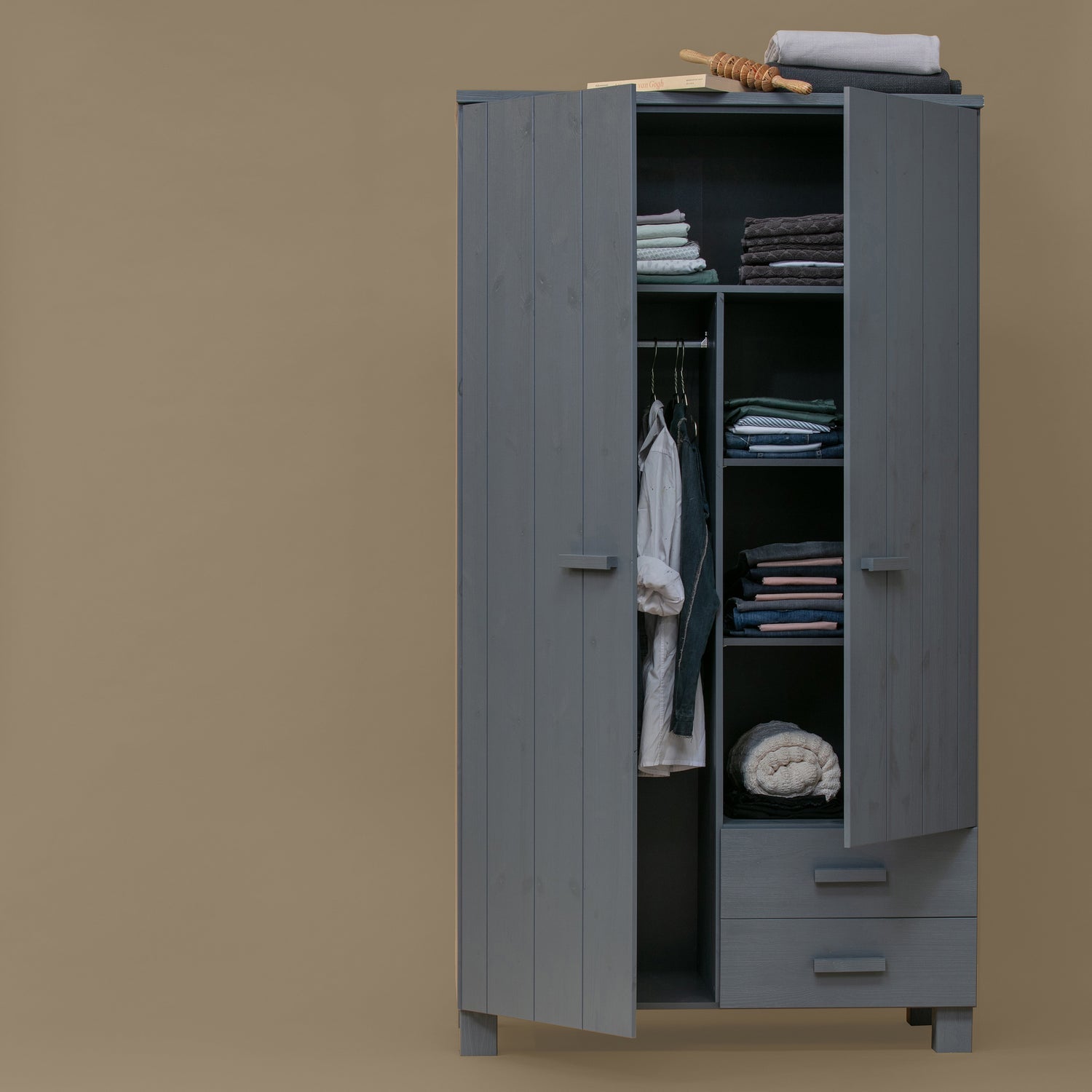 Dennis Kast Met Laden Grenen Steel Grey Geborsteld [Fsc] van WOOOD – Luxe comfort op maat van PureWonen. Vraag naar de beste prijs.