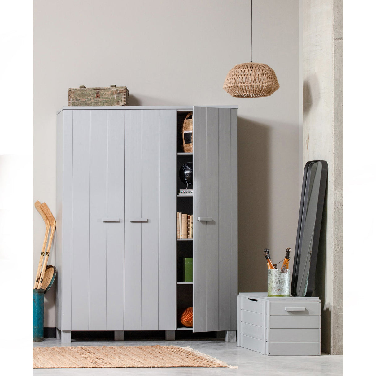 Dennis 3 Deurs Kast Grenen Betongrijs Geborsteld [Fsc] van WOOOD – Luxe comfort op maat van PureWonen. Vraag naar de beste prijs.