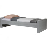Dennis Bed 90 X200 Cm Grenen Betongrijs Geborsteld [Fsc] van WOOOD – Luxe comfort op maat van PureWonen. Vraag naar de beste prijs.