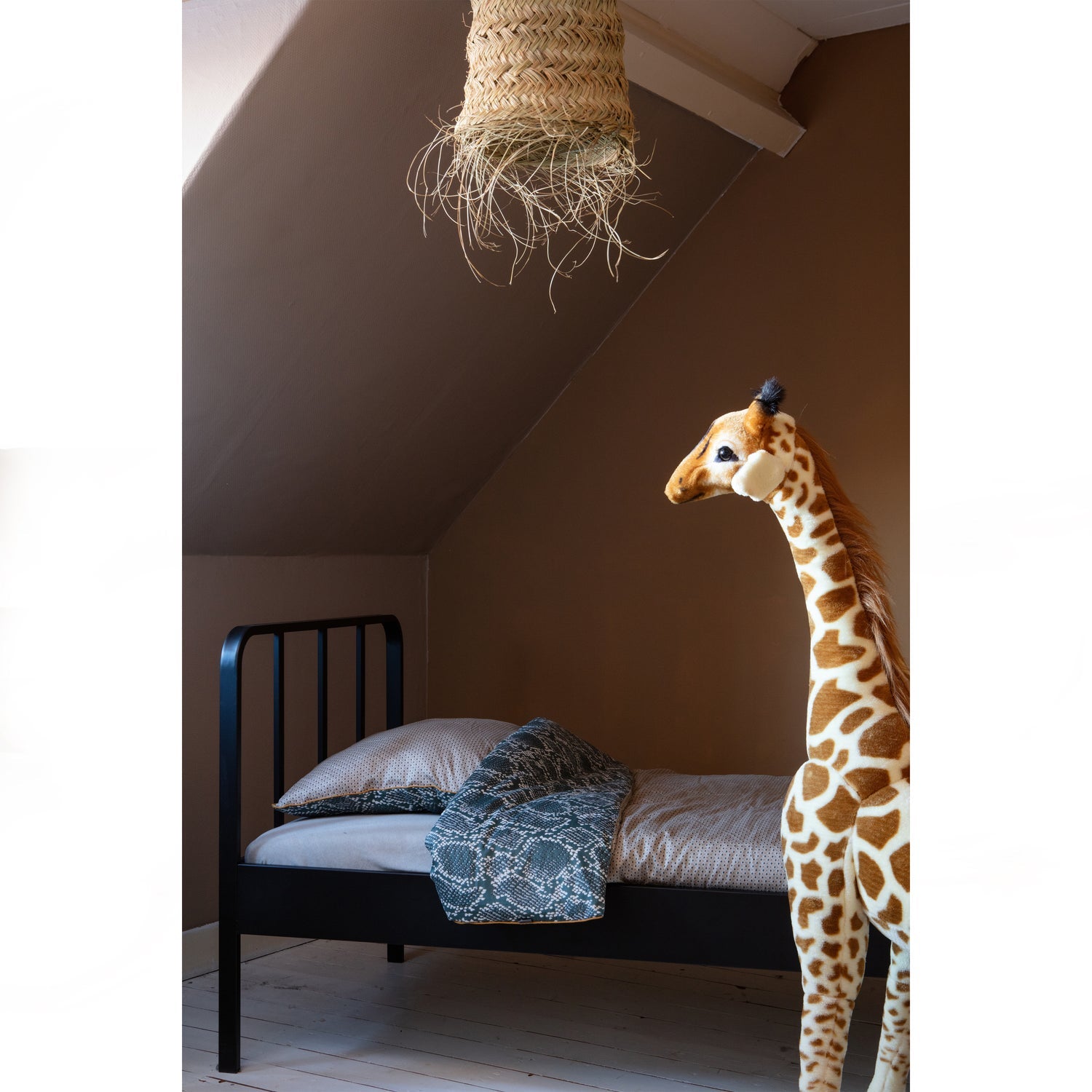 Mees Bed Metaal Zwart 90x200 Cm van WOOOD – Luxe comfort op maat van PureWonen. Vraag naar de beste prijs.