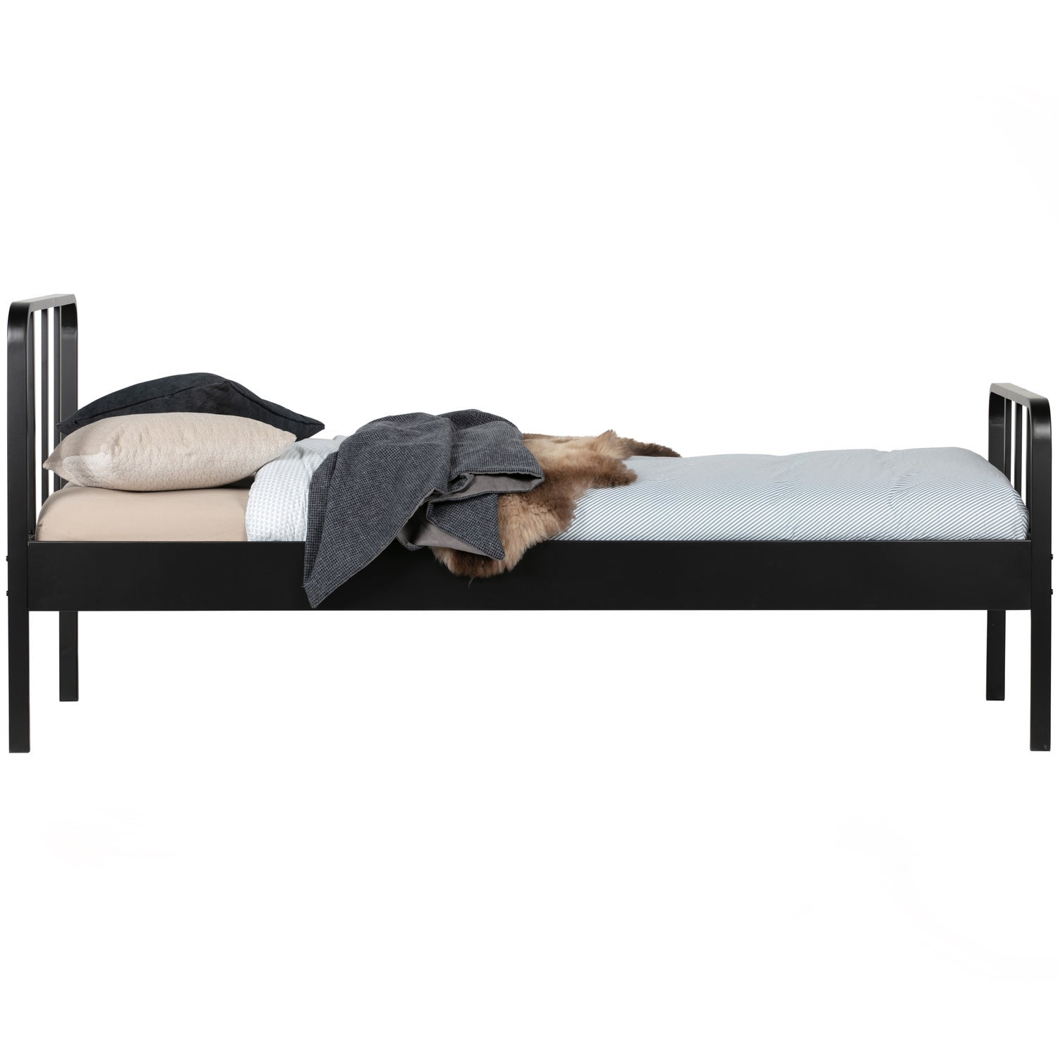 Mees Bed Metaal Zwart 90x200 Cm van WOOOD – Luxe comfort op maat van PureWonen. Vraag naar de beste prijs.