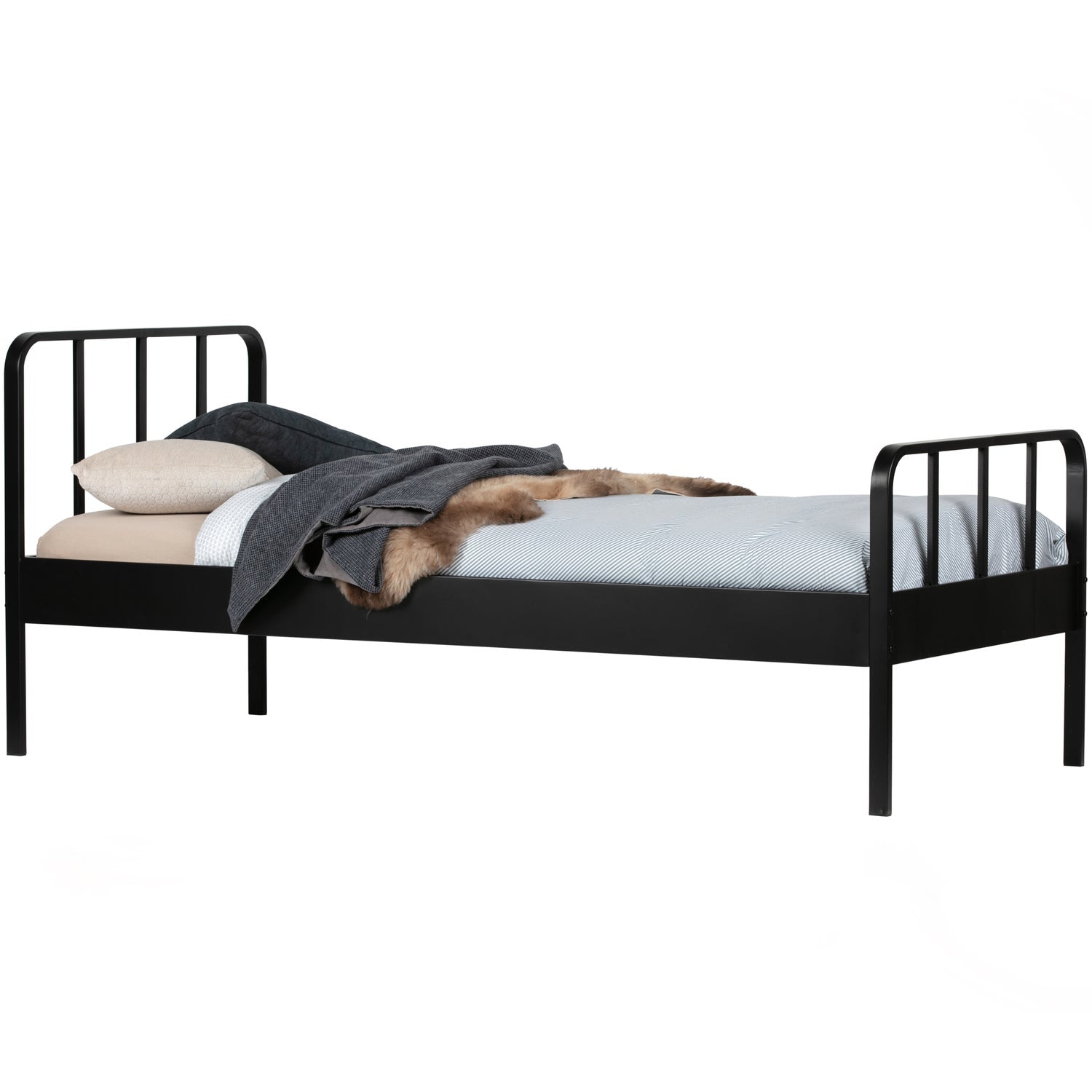 Mees Bed Metaal Zwart 90x200 Cm van WOOOD – Luxe comfort op maat van PureWonen. Vraag naar de beste prijs.
