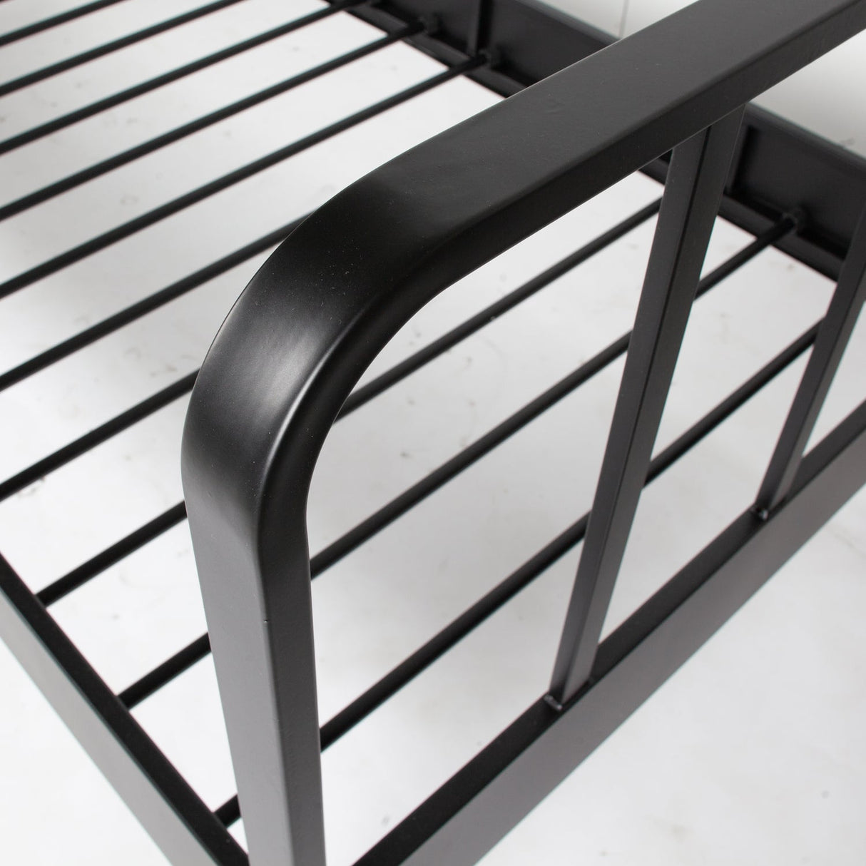 Mees Bed Metaal Zwart 90x200 Cm van WOOOD – Luxe comfort op maat van PureWonen. Vraag naar de beste prijs.