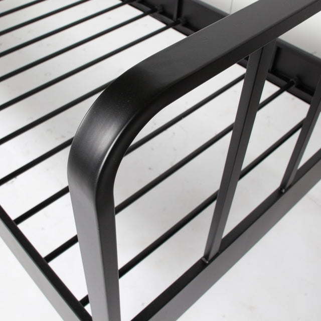 Mees Bed Metaal Zwart 90x200 Cm van WOOOD – Luxe comfort op maat van PureWonen. Vraag naar de beste prijs.