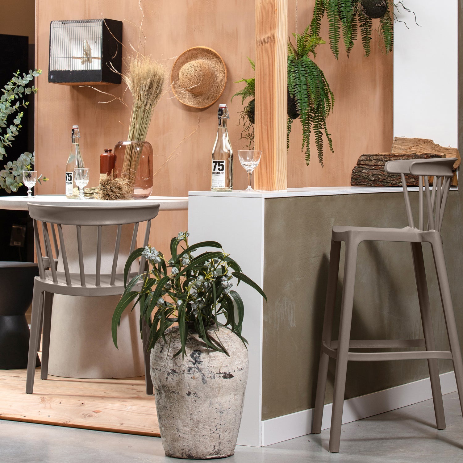 Bliss Tuinstoel Met Spijlen Kunststof Taupe van WOOOD – Luxe comfort op maat van PureWonen. Vraag naar de beste prijs.