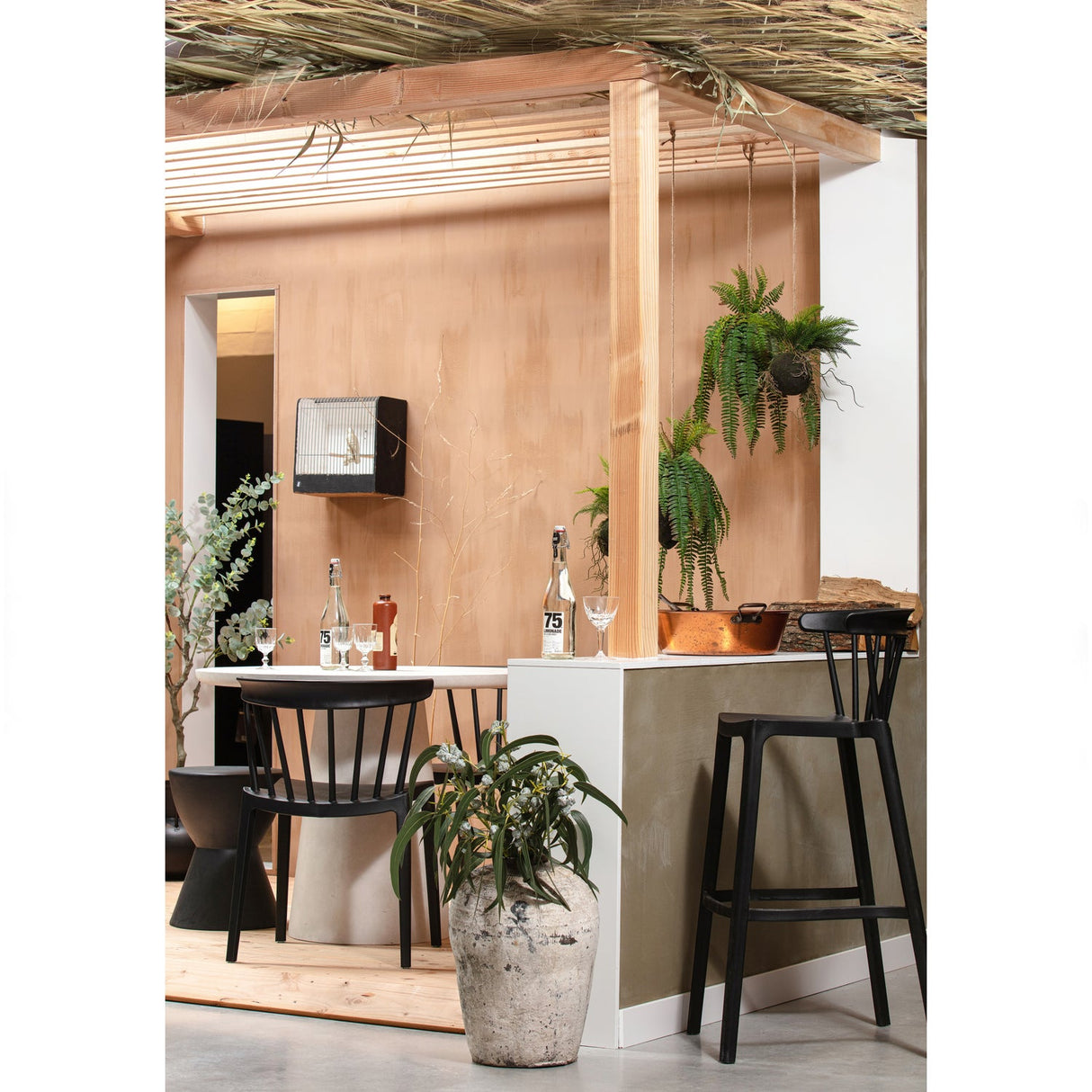 Damon Eettafel Betonlook Wit 76x O100 van WOOOD – Luxe comfort op maat van PureWonen. Vraag naar de beste prijs.