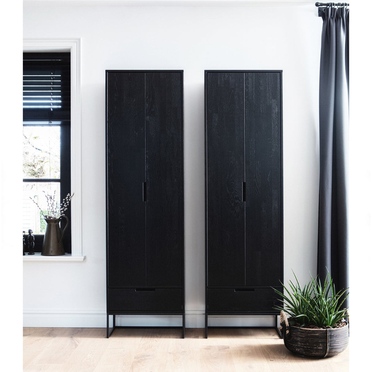 Silas Hoge Kast Essen Blacknight [Fsc] van WOOOD – Luxe comfort op maat van PureWonen. Vraag naar de beste prijs.