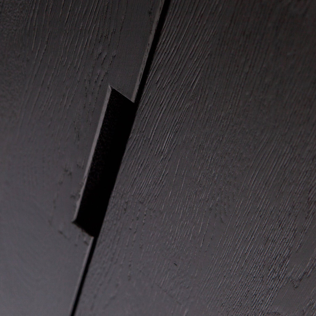 Silas Hoge Kast Essen Blacknight [Fsc] van WOOOD – Luxe comfort op maat van PureWonen. Vraag naar de beste prijs.
