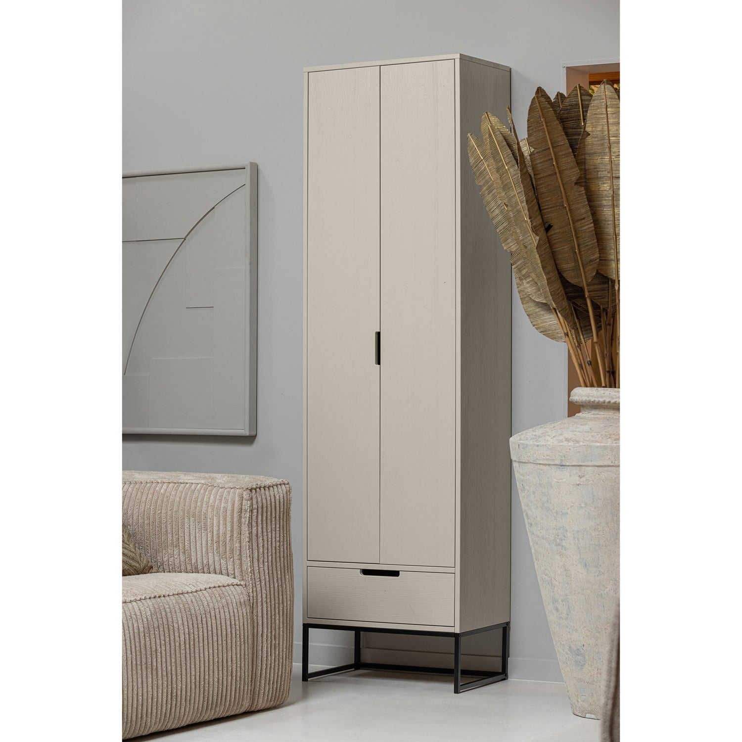 Silas Hoge Kast Grenen Dust [Fsc] van WOOOD – Luxe comfort op maat van PureWonen. Vraag naar de beste prijs.