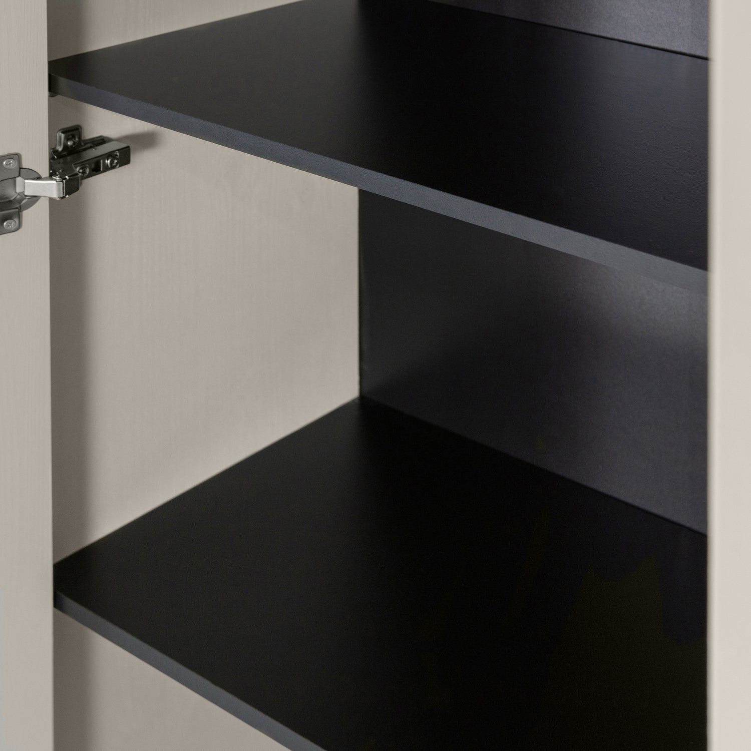 Silas Hoge Kast Grenen Dust [Fsc] van WOOOD – Luxe comfort op maat van PureWonen. Vraag naar de beste prijs.