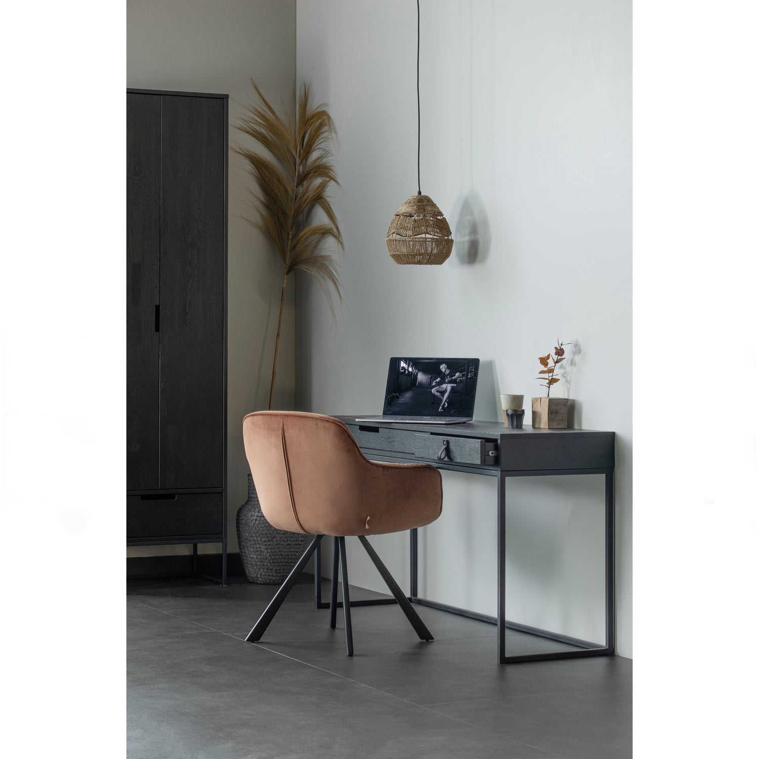 Silas Bureau Essen Blacknight [Fsc] van WOOOD – Luxe comfort op maat van PureWonen. Vraag naar de beste prijs.