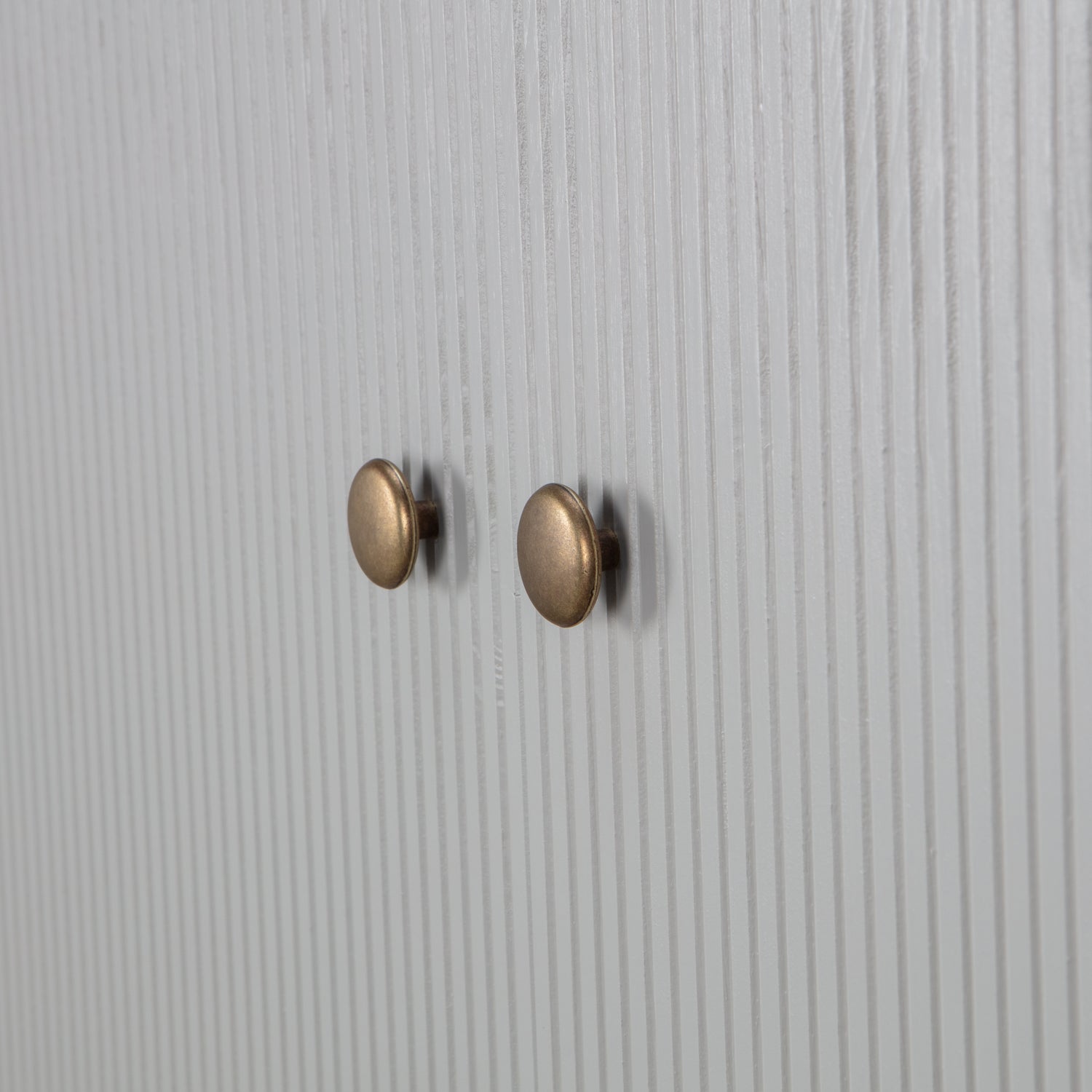 Madu Garderobekast Grenen Wolkengrijs [Fsc] van WOOOD – Luxe comfort op maat van PureWonen. Vraag naar de beste prijs.