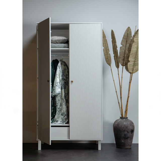 Madu Garderobekast Grenen Wolkengrijs [Fsc] van WOOOD – Luxe comfort op maat van PureWonen. Vraag naar de beste prijs.