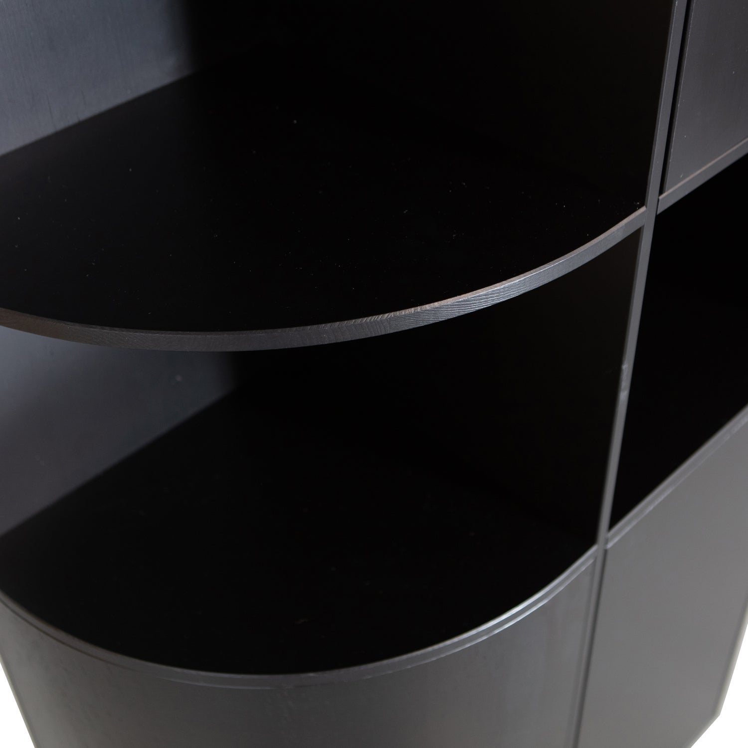 Finca Opbergkast Rond Links 78 Cm Grenen Diepzwart [Fsc] van WOOOD – Luxe comfort op maat van PureWonen. Vraag naar de beste prijs.