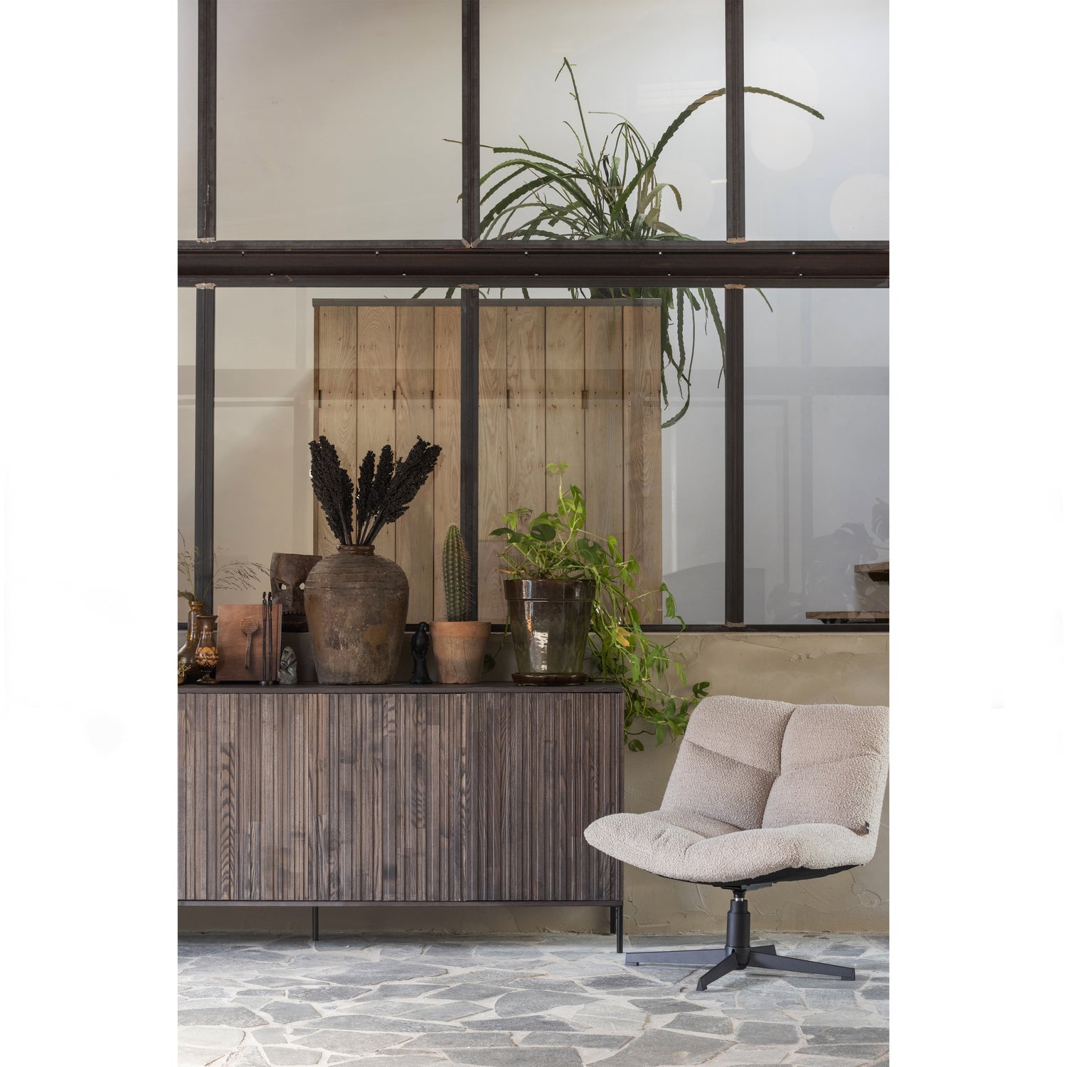 Vinny Draaifauteuil Boucle Zand van WOOOD – Luxe comfort op maat van PureWonen. Vraag naar de beste prijs.