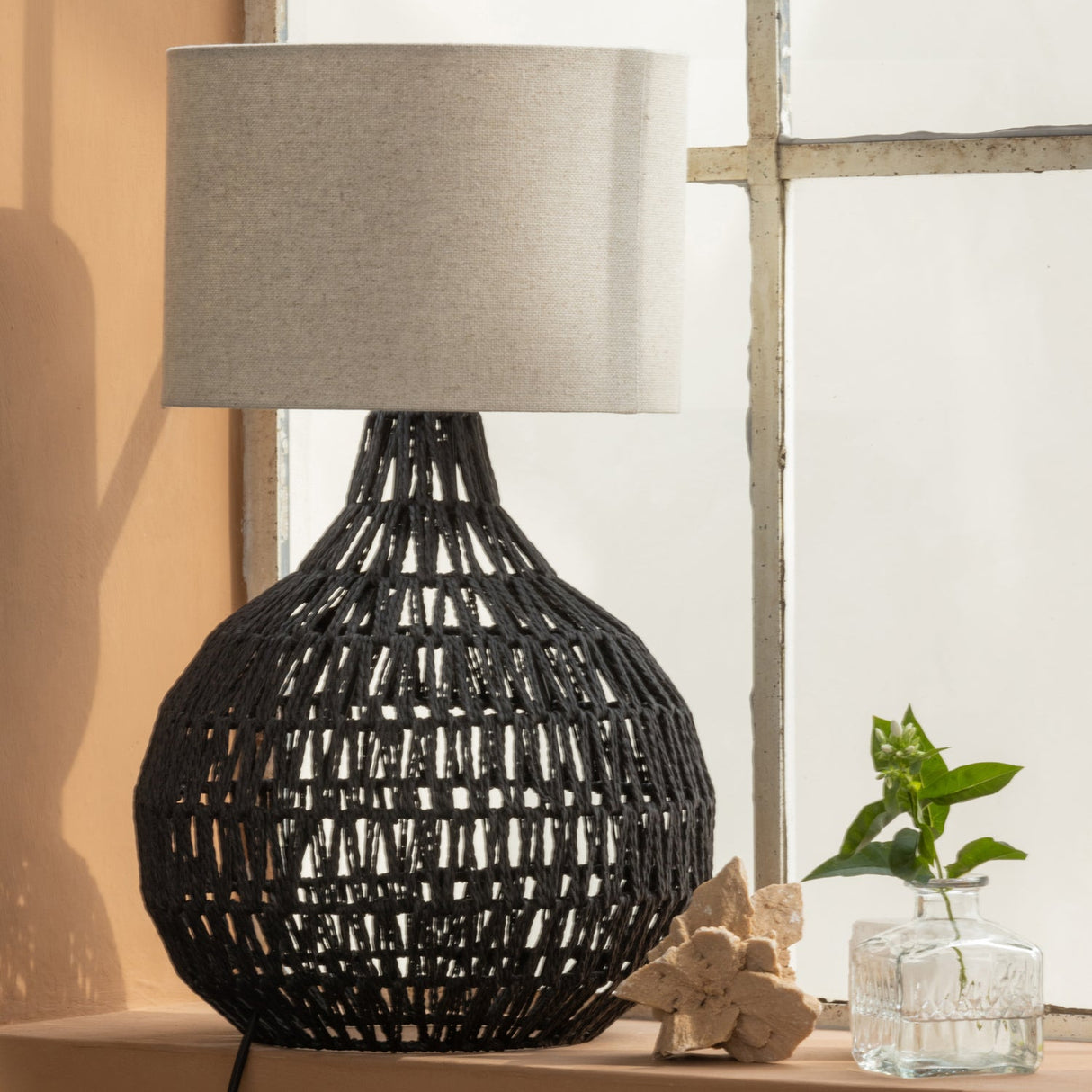 Macy Tafellampvoet Rattan Look Zwart van WOOOD – Luxe comfort op maat van PureWonen. Vraag naar de beste prijs.