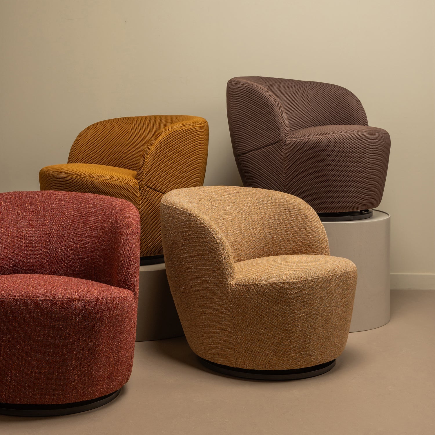 Serra Draaifauteuil Geweven Stof Curry Melange van WOOOD – Luxe comfort op maat van PureWonen. Vraag naar de beste prijs.