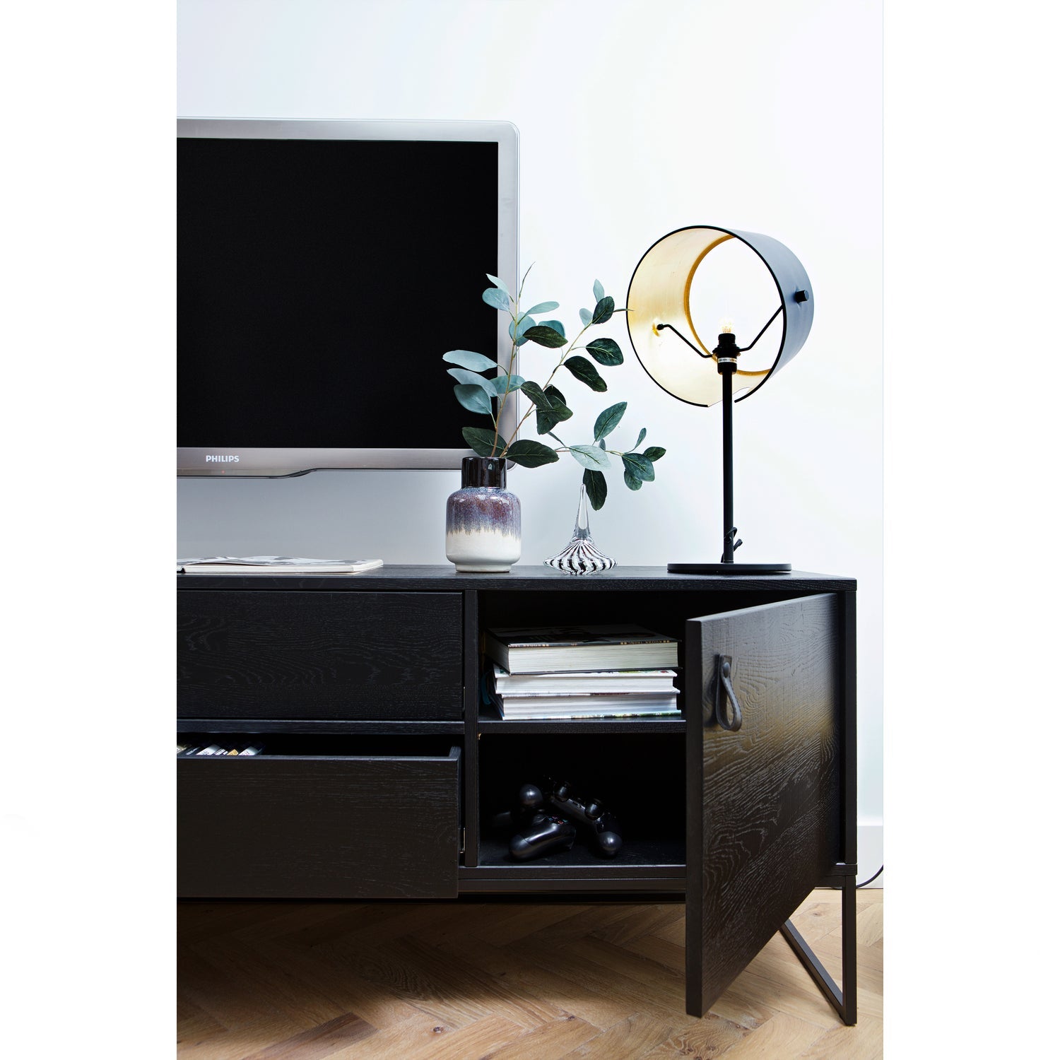 Silas Tv Meubel 180 Cm Essen Blacknight [Fsc] van WOOOD – Luxe comfort op maat van PureWonen. Vraag naar de beste prijs.