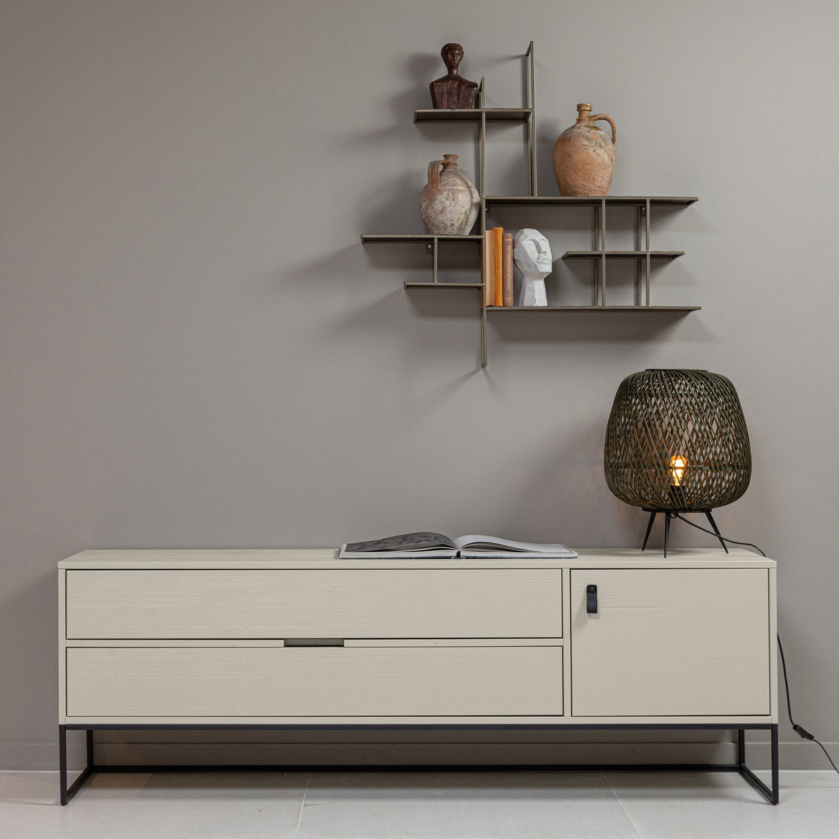 Silas Tv Meubel 180 Cm Grenen Dust [Fsc] van WOOOD – Luxe comfort op maat van PureWonen. Vraag naar de beste prijs.