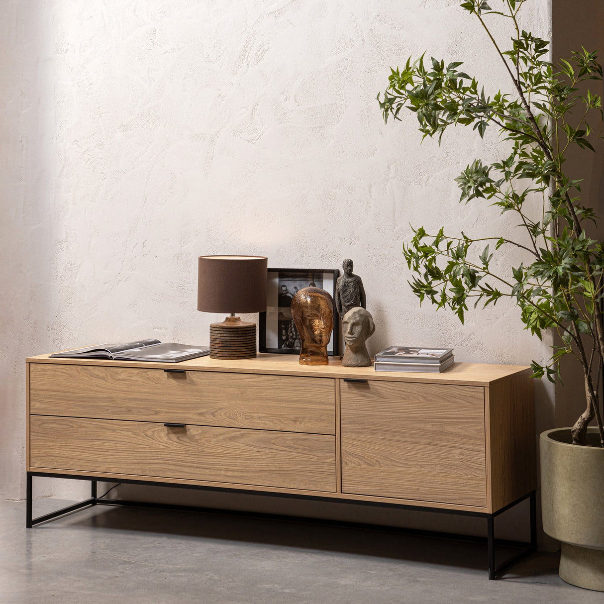Silas Tv Meubel 180 Cm Eiken Decor [Fsc] van WOOOD – Luxe comfort op maat van PureWonen. Vraag naar de beste prijs.
