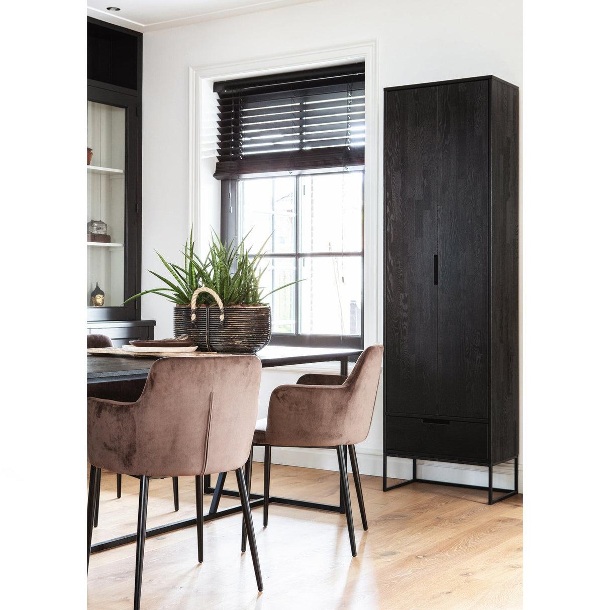Silas Hoge Kast Essen Blacknight [Fsc] van WOOOD – Luxe comfort op maat van PureWonen. Vraag naar de beste prijs.