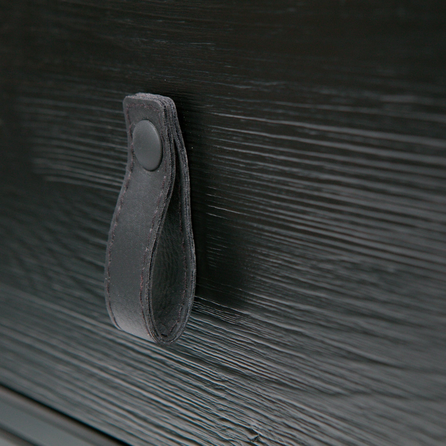 Zola Nachtkastje Met Lade Geborsteld Diepzwart [Fsc] van WOOOD – Luxe comfort op maat van PureWonen. Vraag naar de beste prijs.