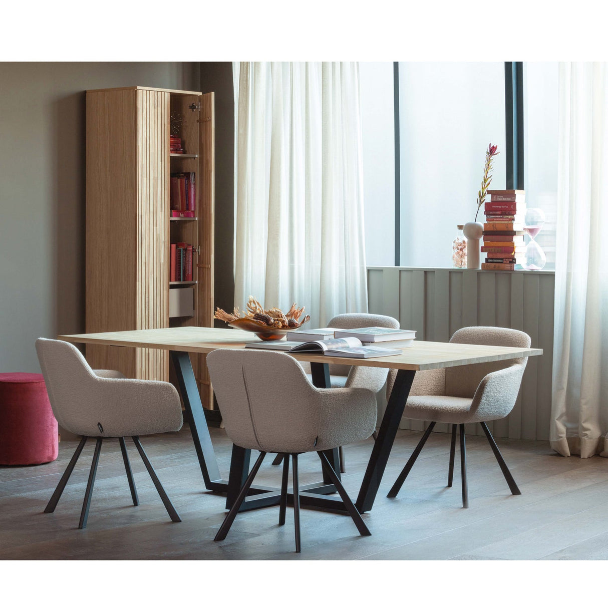 Sara Poef Hoog Raspberry 46x O46 van WOOOD – Luxe comfort op maat van PureWonen. Vraag naar de beste prijs.