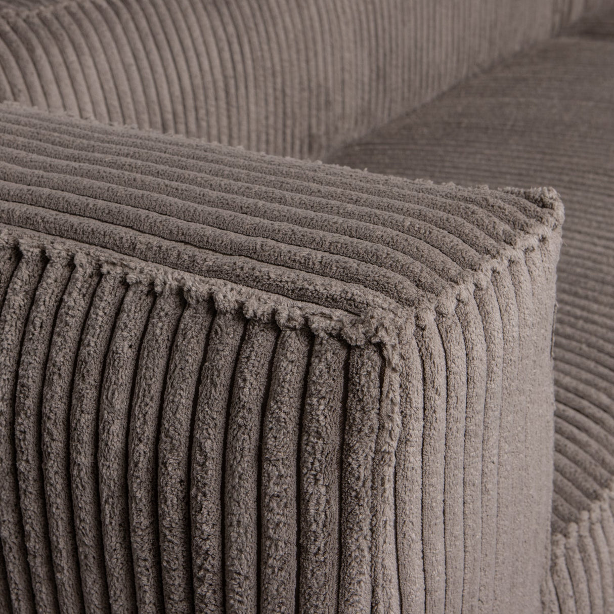 Bean Hoekbank Rechts Grove Ribstof Mud van WOOOD – Luxe comfort op maat van PureWonen. Vraag naar de beste prijs.