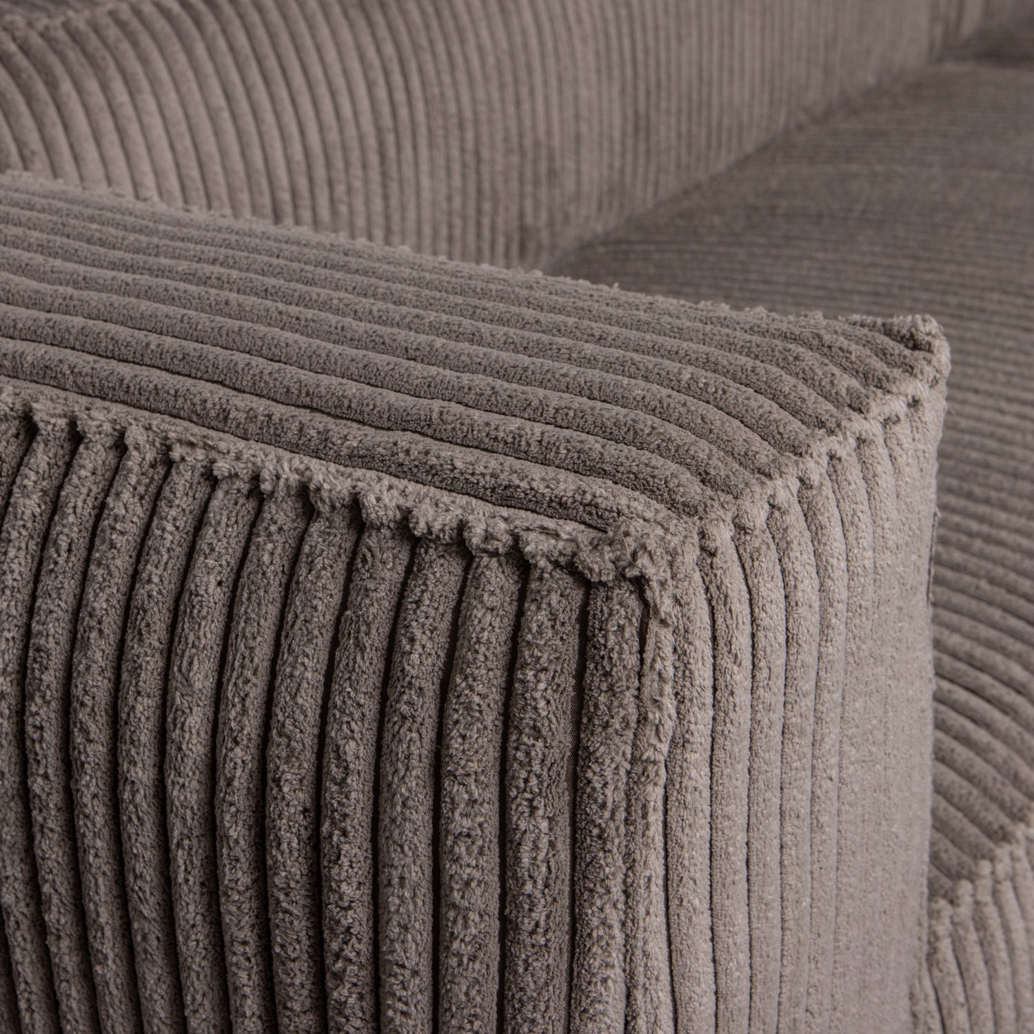 Bean 3,5 Zits Bank Grove Ribstof Mud van WOOOD – Luxe comfort op maat van PureWonen. Vraag naar de beste prijs.