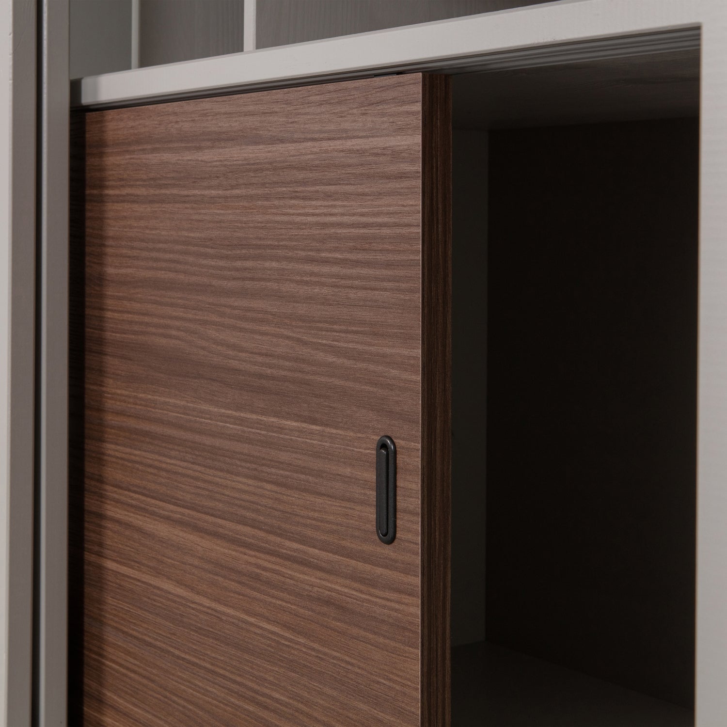 James Vitrinekast Noten/Mist [Fsc] van WOOOD – Luxe comfort op maat van PureWonen. Vraag naar de beste prijs.