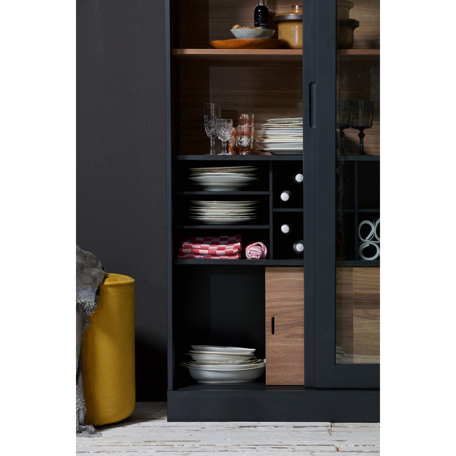 James Vitrinekast Noten/Zwart [Fsc] van WOOOD – Luxe comfort op maat van PureWonen. Vraag naar de beste prijs.