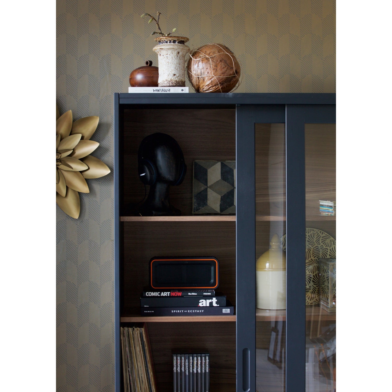 James Vitrinekast Noten/Zwart [Fsc] van WOOOD – Luxe comfort op maat van PureWonen. Vraag naar de beste prijs.