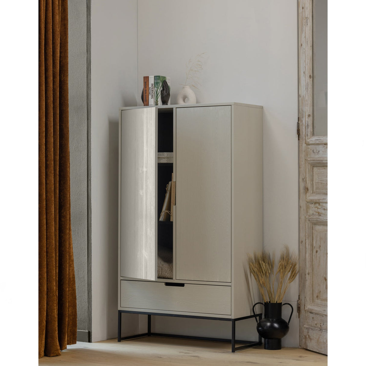 Silas 2 Deurs Kast Grenen Dust [Fsc] van WOOOD – Luxe comfort op maat van PureWonen. Vraag naar de beste prijs.