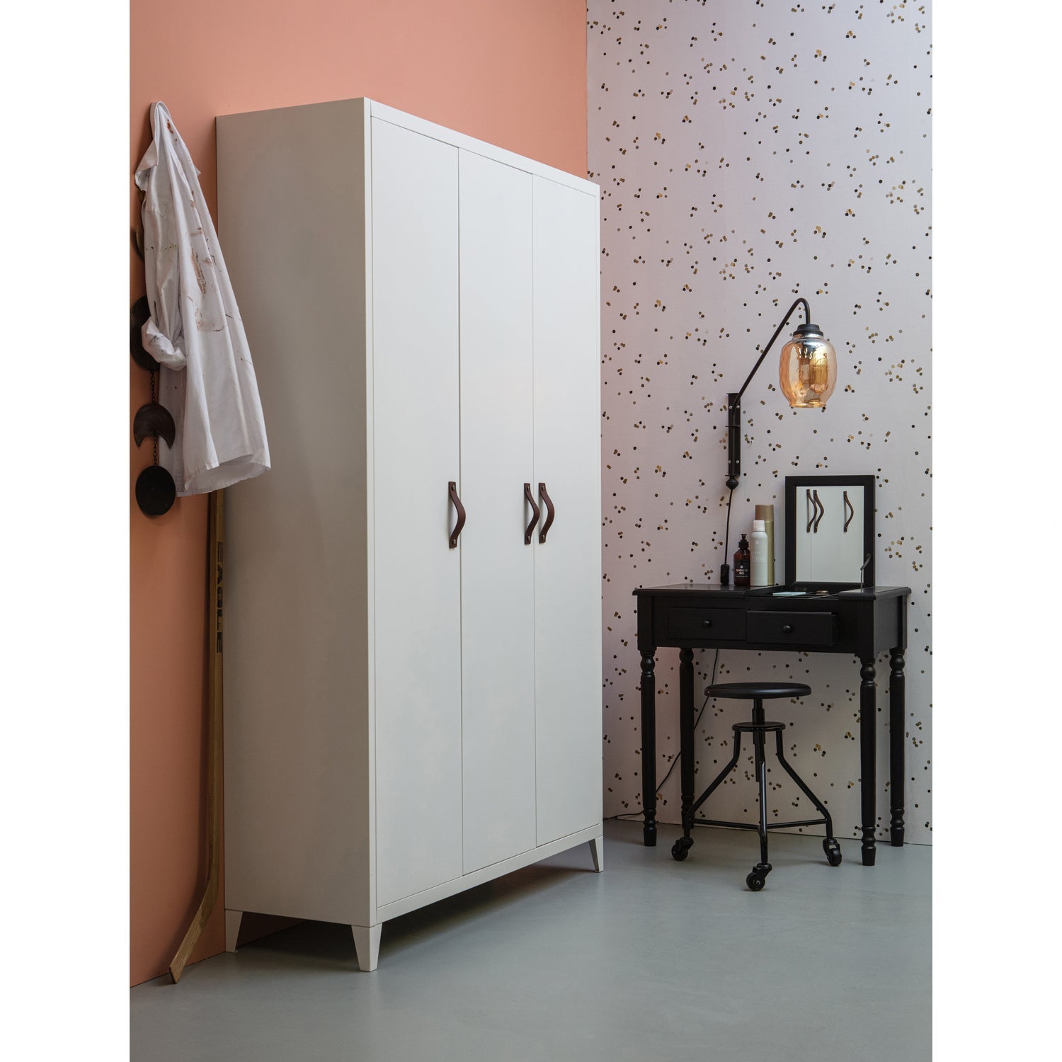 Romy Hal/Kaptafel Hout Zwart van WOOOD – Luxe comfort op maat van PureWonen. Vraag naar de beste prijs.