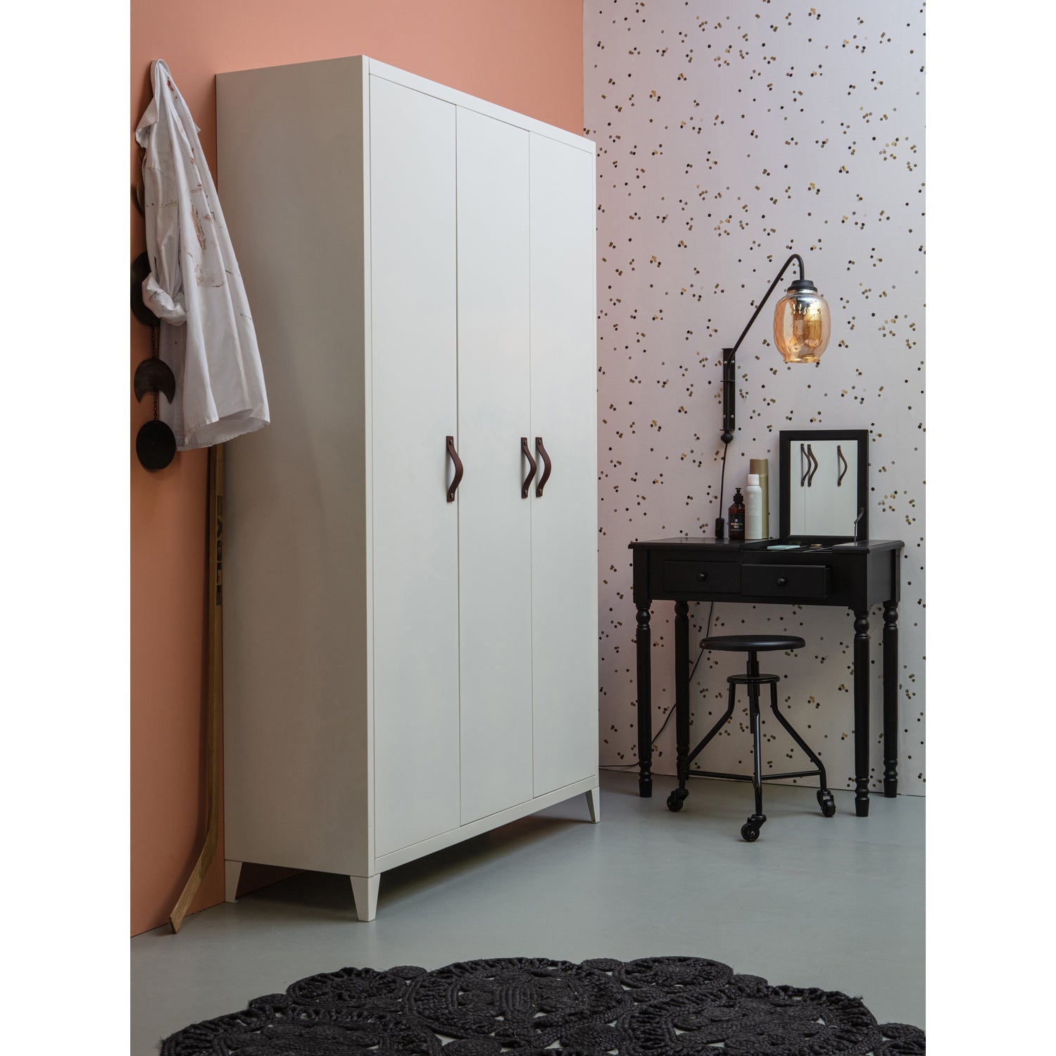 Romy Hal/Kaptafel Hout Zwart van WOOOD – Luxe comfort op maat van PureWonen. Vraag naar de beste prijs.