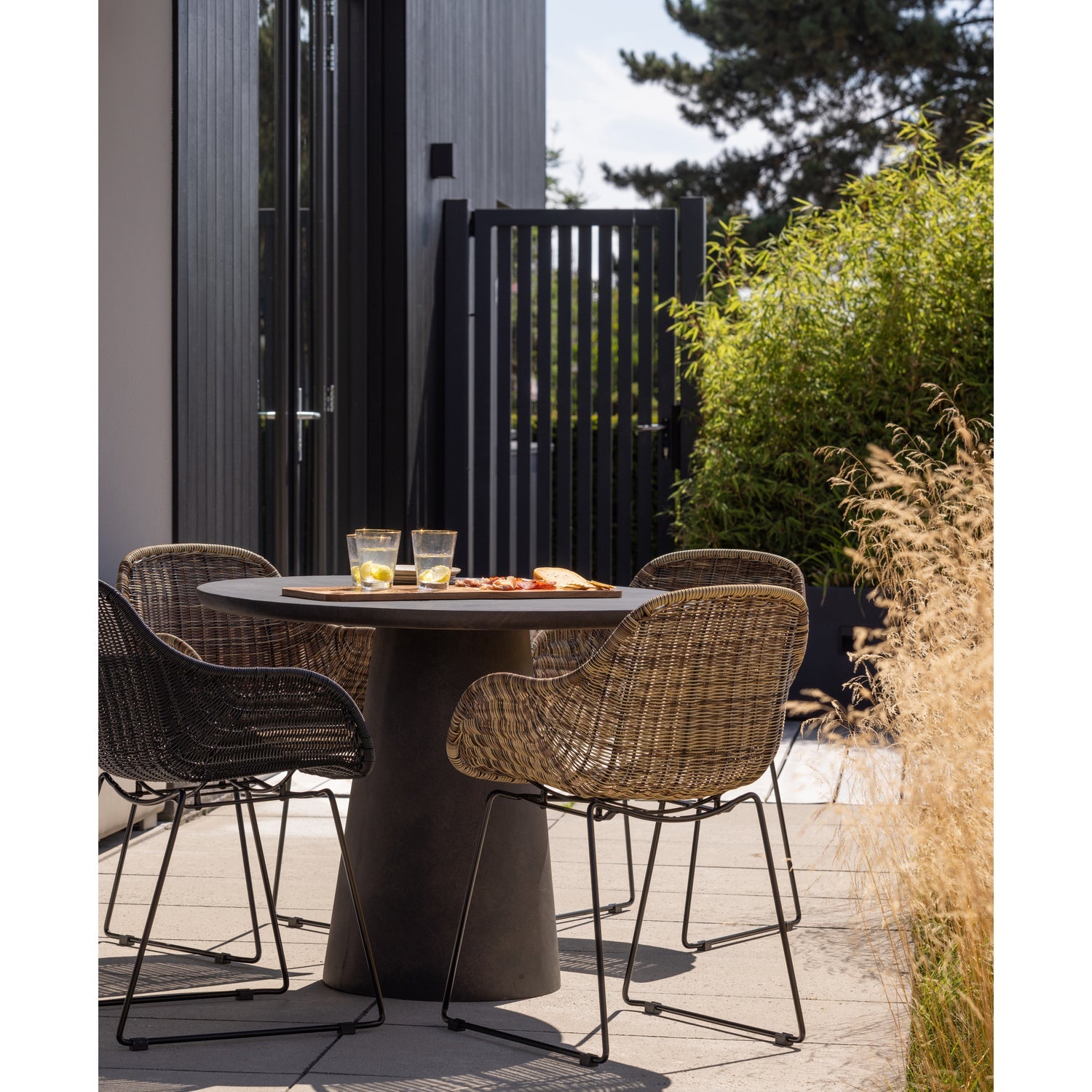 Willow Tuinstoel Naturel van WOOOD – Luxe comfort op maat van PureWonen. Vraag naar de beste prijs.