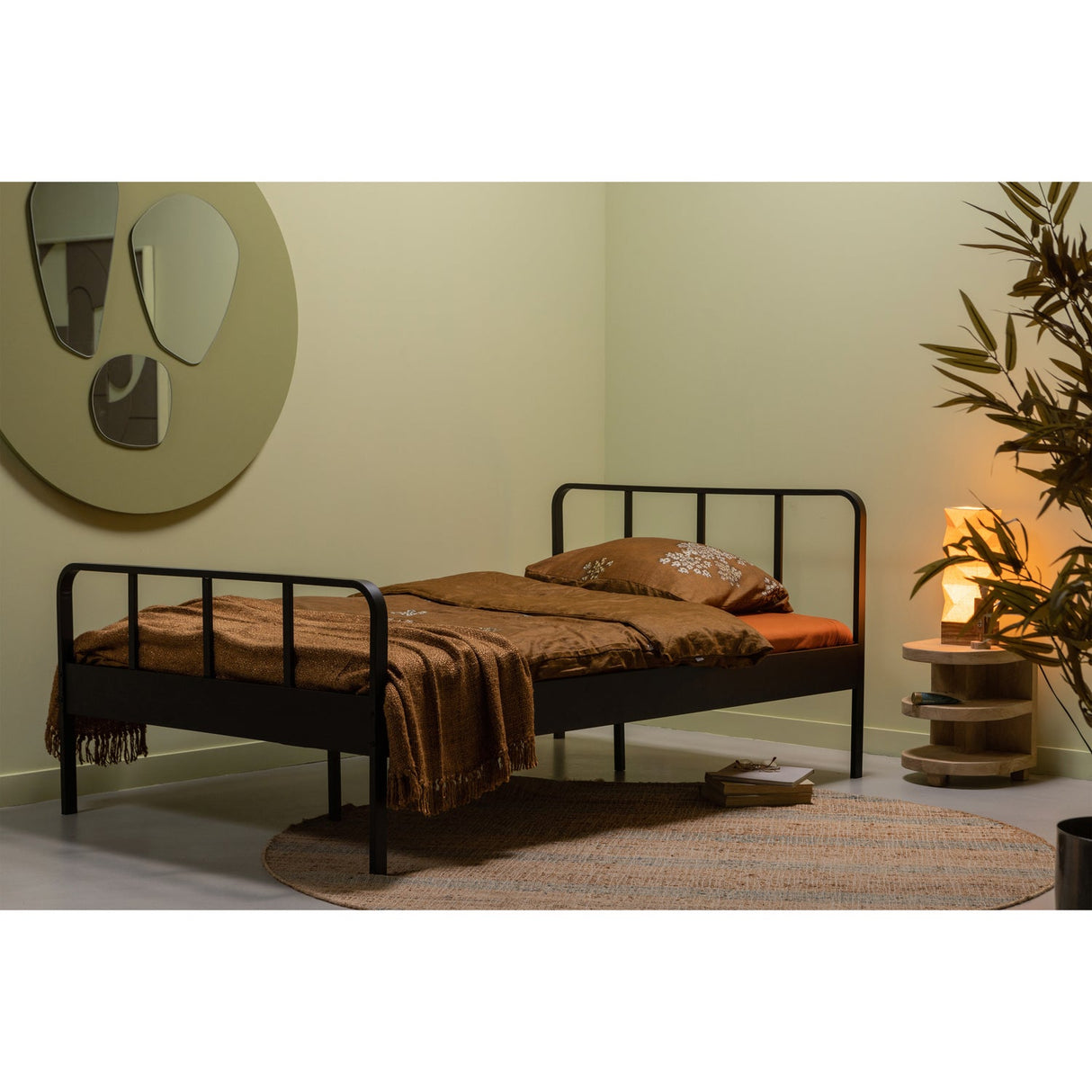 Mees Bed Twijfelaar Metaal Zwart 120x200 Cm van WOOOD – Luxe comfort op maat van PureWonen. Vraag naar de beste prijs.