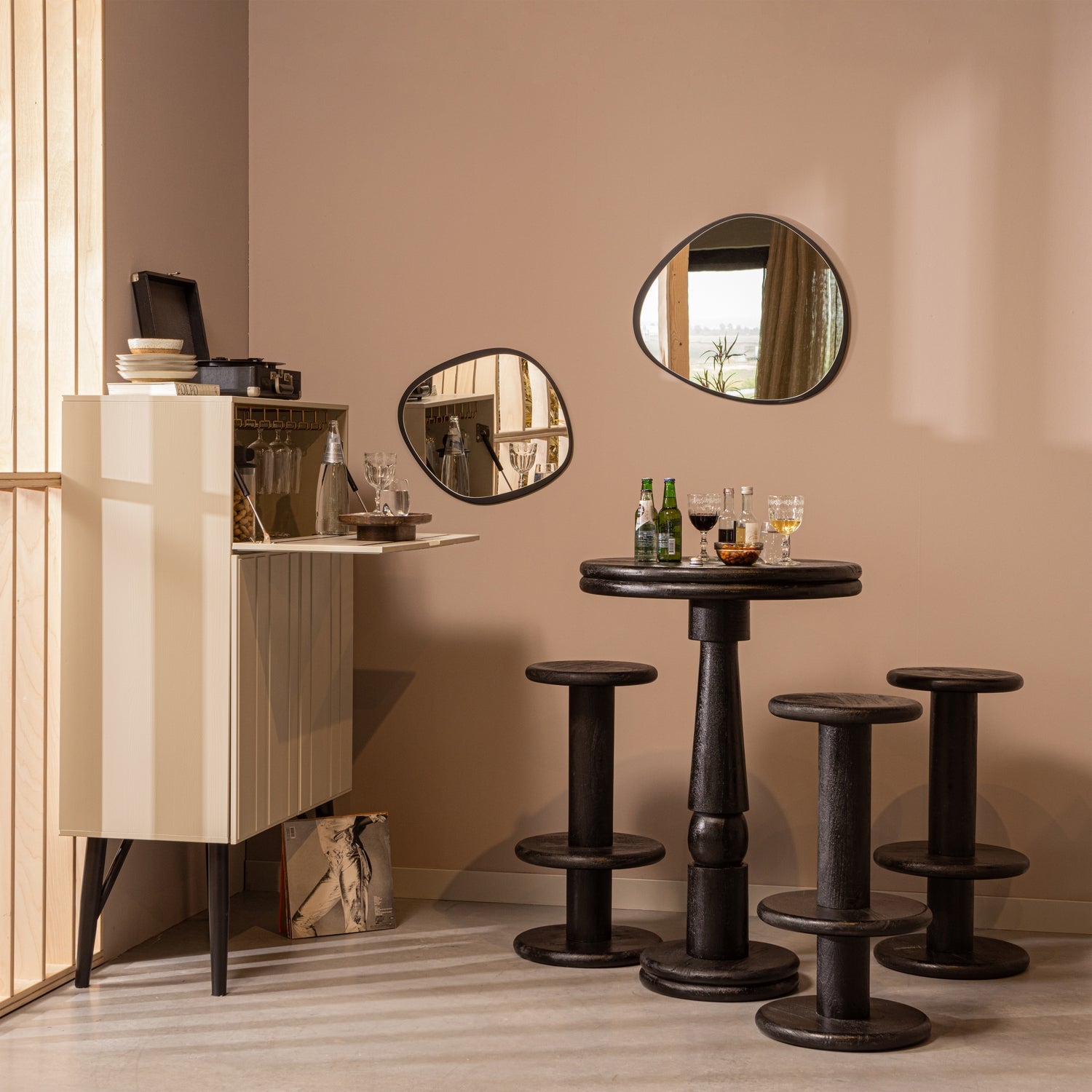 Kolby Barkruk Mango Hout Zwart van WOOOD – Luxe comfort op maat van PureWonen. Vraag naar de beste prijs.