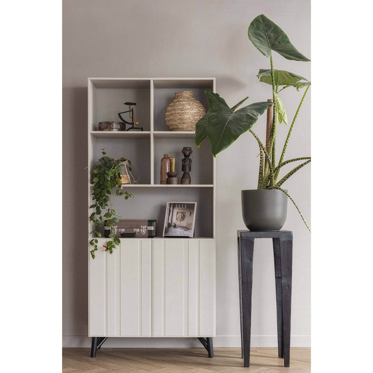 Brook Boekenstandaard Staand Metaal Zwart van WOOOD – Luxe comfort op maat van PureWonen. Vraag naar de beste prijs.