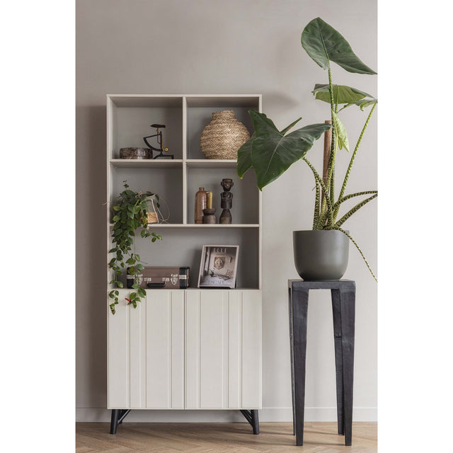 Brook Boekenstandaard Staand Metaal Zwart van WOOOD – Luxe comfort op maat van PureWonen. Vraag naar de beste prijs.