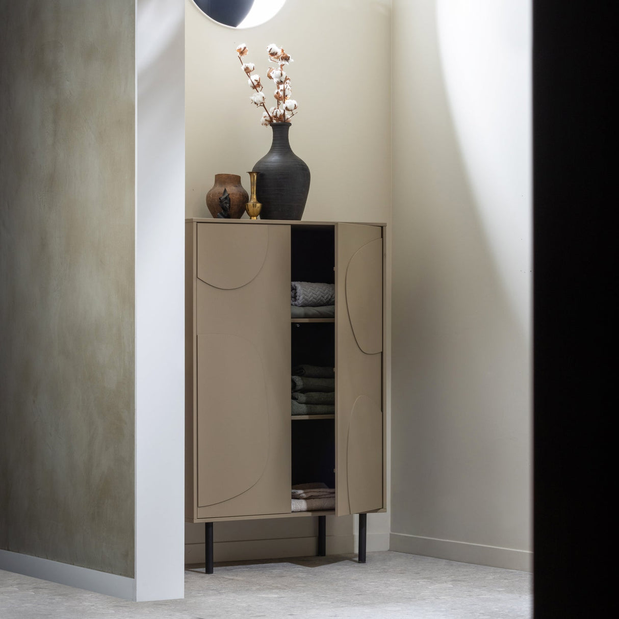 Cadiz Opbergkast Grenen Mud [Fsc] van WOOOD – Luxe comfort op maat van PureWonen. Vraag naar de beste prijs.