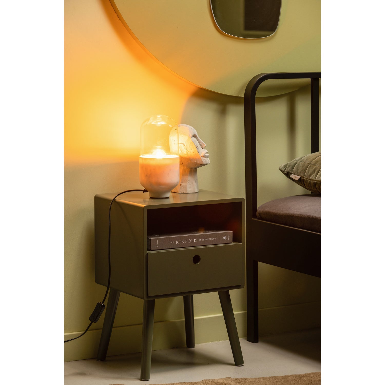 Ozzy Nachtkastje Hout Warm Groen van WOOOD – Luxe comfort op maat van PureWonen. Vraag naar de beste prijs.